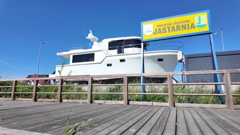 Puerto-Y-Puerto-Con-Yates-Y-Barcos-Del-Pueblo-Polaco-Jastarnia.