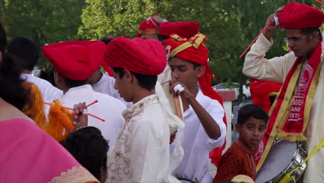 Trommler-Bereiten-Sich-Auf-Die-Prozession-Zum-Ganesh-Fest-Vor