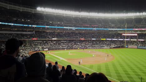 Los-Miami-Marlins-Golpean-El-Campo-Mientras-Un-Jugador-De-Los-Yankees-De-Nueva-York-Roba-La-Segunda-Base-En-El-Yankee-Stadium.