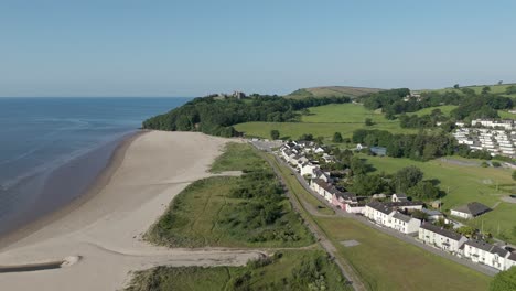 Una-Vista-Aérea-Del-Pueblo-Galés-De-Llansteffan-En-Carmarthenshire,-Gales-Del-Sur,-En-Una-Mañana-Soleada-Con-Un-Cielo-Azul-Claro