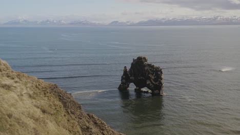 Pila-De-Roca-Basáltica-De-Hvítserkur,-Troll-Del-Noroeste-De-Islandia