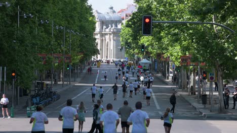 Teilnehmer-Nehmen-An-Einem-Polizeirennen-Auf-Der-Serrano-Straße-Im-Herzen-Der-Innenstadt-Von-Madrid,-Spanien-Teil