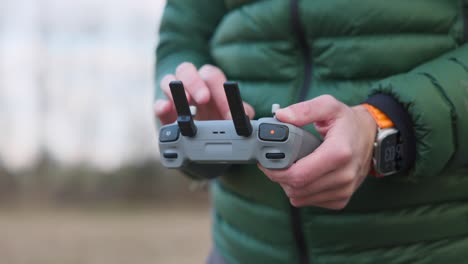 Drohnen-Fernbedienung-In-Der-Hand-Gehalten,-Quadrocopter-Bedienung-Und--Steuerung