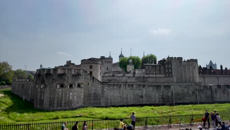 People-Sightseeing-The-Royal-Palace-And-Fortress-Of-The-Tower-Of-London-On-A-Sunny-Day-In-London,-UK