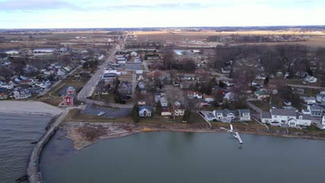 Una-Zona-Residencial-A-Orillas-Del-Lago-Erie-En-Luna-Pier,-Michigan,-EE.UU.