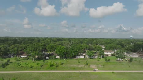 Una-Vista-Aérea-De-Un-Par-De-Ciclistas-Recorriendo-El-Espacio-Verde-De-Exploración-En-Clear-Lake,-Houston,-Texas.