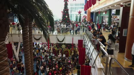 Antena-De-Gente-Caminando-Y-Divirtiéndose-En-Un-Centro-Comercial-Durante-Las-Vacaciones-De-Navidad