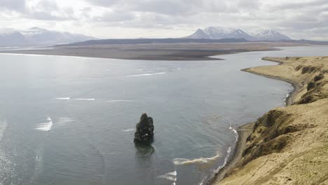 Vista-Aérea-Por-Drones-De-La-Pila-De-Basalto-De-Hvitserkur-En-La-Península-De-Vatnsnes,-Noroeste-De-Islandia