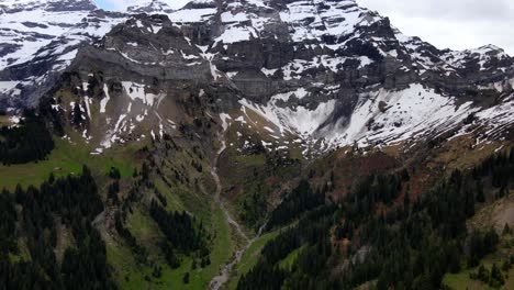 Aerial-take-of-a-Valley-in-the-swiss-Alps,-nearby-the-Diablerets-region