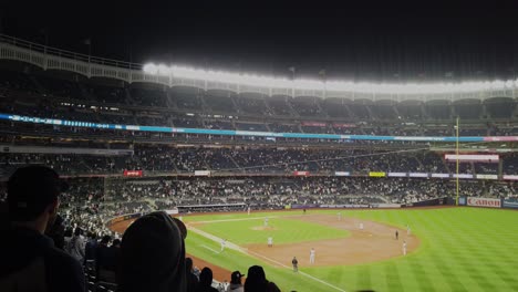 Lanzamiento-Que-Sale-Del-Balón-De-Los-Miami-Marlins-Contra-Los-New-York-Yankees,-Con-El-Público-Expectante-Desde-Las-Gradas-Del-Yankee-Stadium.