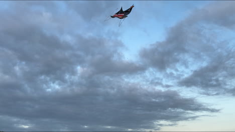 Una-Colorida-Cometa-Hecha-A-Mano-Que-Comienza-Y-Flota-En-El-Viento-En-La-Playa-De-Canggu-En-Bali,-Indonesia