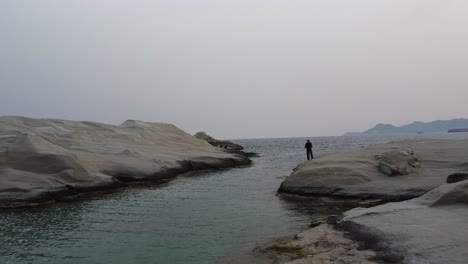 Flüge-über-Den-Strand-Von-Sarakiniko-In-Milos