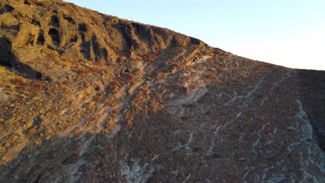 Wüstenlandschaft-Am-Meer-In-Baja-California-Sur,-Luftaufnahme-Während-Der-Goldenen-Stunde