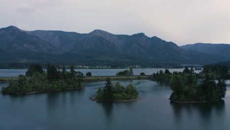 Calm-serenity-and-peaceful-golden-blue-hour-glow-on-mountains-and-in-sky-in-Columbia-River-Gorge,-Pacific-Northwest