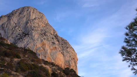 Blick-Auf-Den-Berg-Peñón-De-Ifach,-Ein-Symbol-Der-Costa-Blanca,-Ist-Ein-50.000-M2-Großer-Kalksteinfelsen,-Der-332-M-über-Dem-Meer-Thront