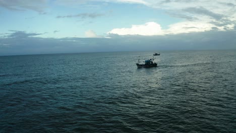 Se-Ven-Muchos-Barcos-En-El-Agua-Mientras-Pesco-En-Medio-De-La-Orilla-Del-Mar.