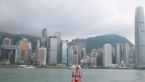 Victoria-Harbour-Waterfront,-Im-Hintergrund-Sind-Die-Skyline-Von-Hong-Kong-Island-Und-Die-Wolkenkratzer-Zu-Sehen