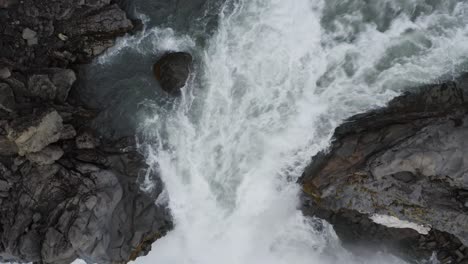 Vista-Aérea-De-Arriba-Hacia-Abajo-De-La-Cascada-De-Aldeyjarfoss-En-Cámara-Lenta