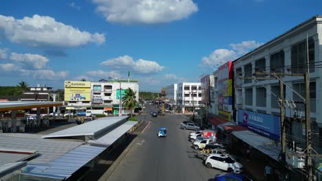 Precioso-Vuelo-Aéreo-De-La-Ciudad-De-Krabi,-En-El-Sur-De-Tailandia,-Que-Muestra-Una-Mezcla-De-Edificios,-Un-Río,-El-Mar-Y-Colinas-Boscosas-Al-Fondo.