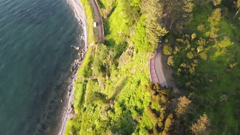 Drohnenaufnahmen-Der-Küste-Des-Schwarzen-Meeres-In-Batumi,-Wunderschöne-Natur,-Eisenbahn,-Berge,-Naturseite,-Batumi-Strand,-Sonnenuntergang