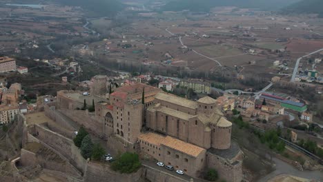 Castillo-De-Cardona-Con-Vistas-A-Una-Ciudad-Histórica-Con-El-Campo-Circundante-En-Una-Vista-Aérea