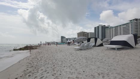 Miami-Beach-Mit-Hochhaushotels-Und-Weißem-Sandstrand-An-Einem-Bewölkten-Tag