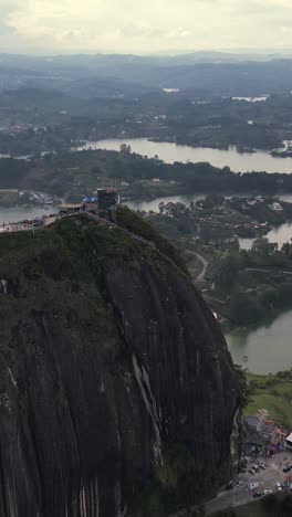 Aufnahme-Von-Piedra-Del-Peñol-In-Guatape,-Antioquia,-Vertikalmodus-Luftaufnahme