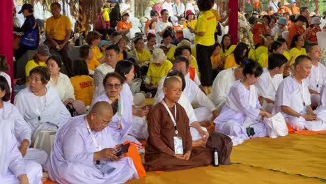 Bhikkhuni-Oder-Mönchin-Versammelt-Sich-Zum-Gebet-Während-Der-Vesak-Tag-Prozession