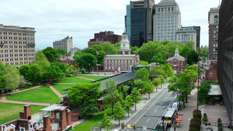 Independence-Hall,-Founding-Fathers-Sign-Declaration-Of-Independence,-aerial-drone-shot-in-Philadelphia,-Pennsylvania