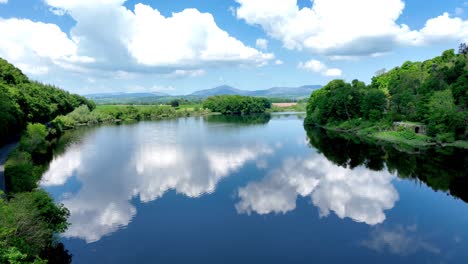 Irlanda-Ubicaciones-épicas-Paisaje-De-Drones-Reflejo-De-Nubes-En-El-Río-Blackwater-Con-Montañas-En-El-Fondo-En-Un-Tranquilo-Día-De-Verano-En-West-Waterford