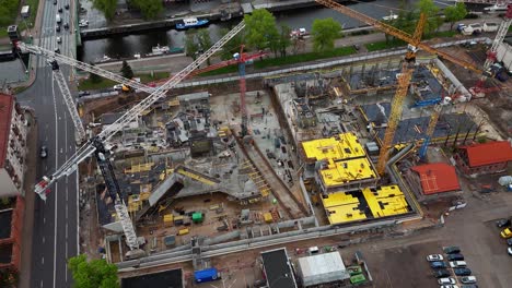 Luftaufnahme-Einer-Städtischen-Baustelle-Mit-Skyline-Gebäuden-Entlang-Des-Kanals