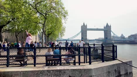 Gente-En-Tower-Wharf-Con-Vistas-Al-Tower-Bridge-Que-Cruza-El-Río-Támesis-En-Londres,-Reino-Unido