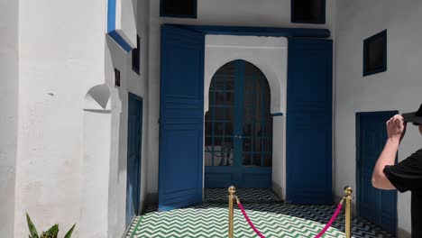 Entrada-Al-Riad-Azul-Y-Blanco-En-La-Medina-De-Marrakech,-Marruecos