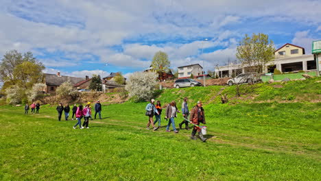 Gente-Disfrutando-Del-Festival-Del-Pescado-Bauska-En-Letonia,-Caminando-A-Lo-Largo-Del-Río-En-Un-Día-Soleado