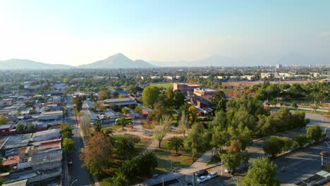 Establecimiento-Aéreo-En-La-Ciudad-Andina-De-Lo-Prado,-Comuna-Chilena-A-La-Luz-Del-Día-De-Santiago