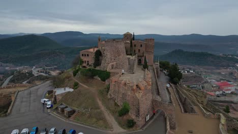 Historisches-Cardona-Schloss-Mit-Panoramablick-Auf-Die-Umliegende-Stadt-Und-Die-Berge