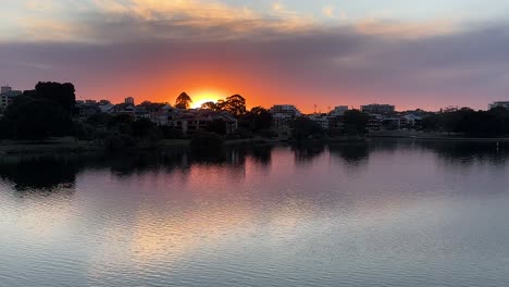 Puesta-De-Sol-De-Color-Naranja-Intenso-Y-Reflexión-Sobre-El-Río-Swan-En-Perth,-Australia-Occidental