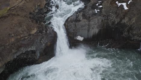 Malerische-Aussicht-Auf-Den-Wasserfall-Aldeyjarfoss,-Umgeben-Von-Einzigartigen-Basaltsäulen-In-Island