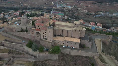 Castillo-De-Cardona-En-España-Rodeado-Por-La-Ciudad-Histórica,-Vista-Aérea