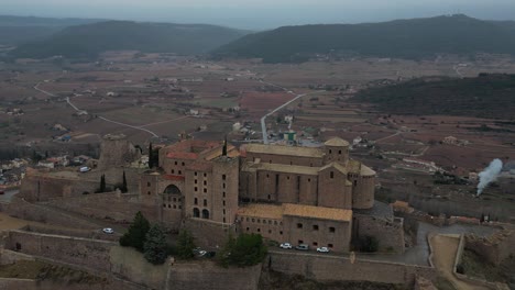 Castillo-De-Cardona-Con-Vistas-A-La-Ciudad-Histórica-Y-Al-Campo-Circundante-En-Una-Vista-Aérea