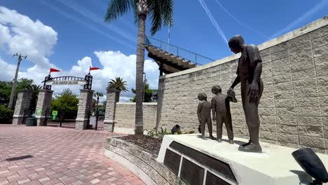 Estatua-Del-Jugador-De-Béisbol-Afroamericano-Jackie-Robinson-En-Daytona-Beach,-Florida,-En-El-Estadio-De-Béisbol