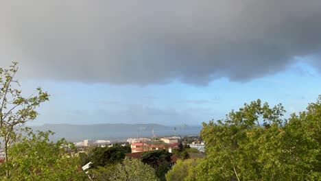 Regenbogen-Erscheint-An-Einem-Bewölkten-Tag-über-Dem-Fluss-Tejo