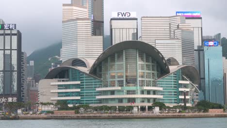 Ubicado-En-El-Puerto-De-Victoria-Y-Parte-Del-Horizonte-De-Hong-Kong,-El-Centro-De-Convenciones-Y-Exposiciones-De-Hong-Kong-Es-Uno-De-Los-Dos-Principales-Lugares-De-Convenciones-Y-Exposiciones-De-La-Ciudad.