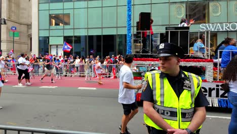 Una-Toma-A-Nivel-Del-Suelo-Del-Desfile-Del-Día-Puertorriqueño-En-La-Quinta-Avenida-En-La-Ciudad-De-Nueva-York.