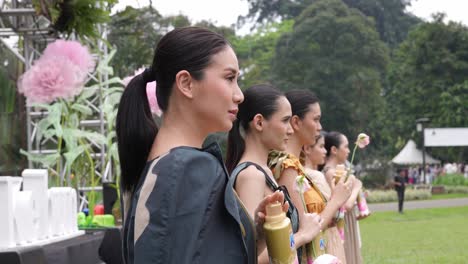 Modelos-De-Moda-Exhibiendo-Productos-En-Un-Evento-Al-Aire-Libre.