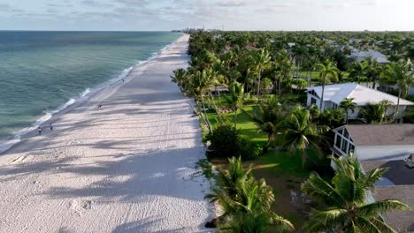 Empuje-Aéreo-Sobre-La-Playa-De-Arena-Blanca-En-Nápoles,-Florida,-Con-Casas