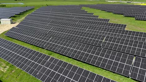 Eine-Luftaufnahme-Eines-Riesigen-Solarparks-Außerhalb-Der-Großen-Europäischen-Stadt