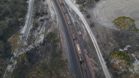 Güterzug-Transportiert-Treibstoff-Durch-Das-Australische-Outback---4k60