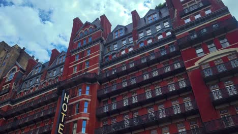 Amplia-Toma-Inclinada-Hacia-Abajo-Del-Hotel-Chelsea-En-La-Ciudad-De-Nueva-York.