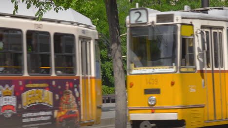 Gelbe-Personenstraßenbahnen-Fahren-Auf-Der-Straßenbahn-In-Budapest,-Ungarn